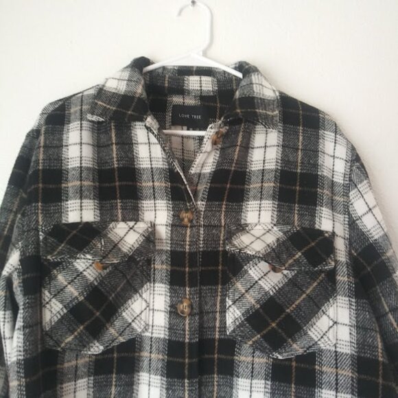 Love Tree women's size M black, white and tan plaid flannel cropped shacket - Picture 2 of 15